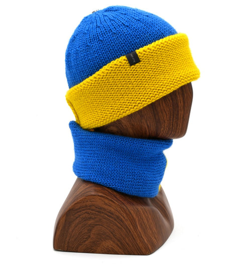 A Marble Cuffed toque Shaka and scarf set, with a blue/yellow Toque and matching scarf, displayed on a wooden mannequin head. (R)