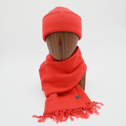 A mannequin wearing a poppy wanaka cuffed toque with a matching tassel scarf.