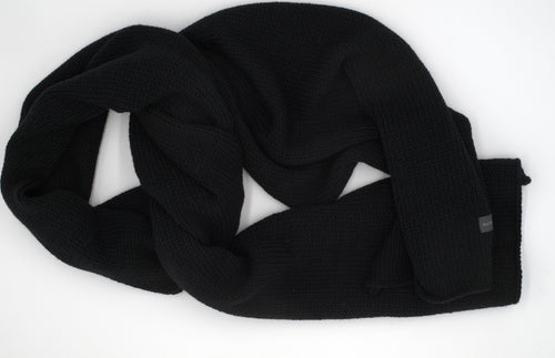 A classic 1800 merino scarf in Pitch Black